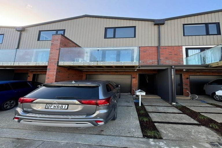 Photo of property in 8 Te Puketoka Lane, Mangere, Auckland, 2022