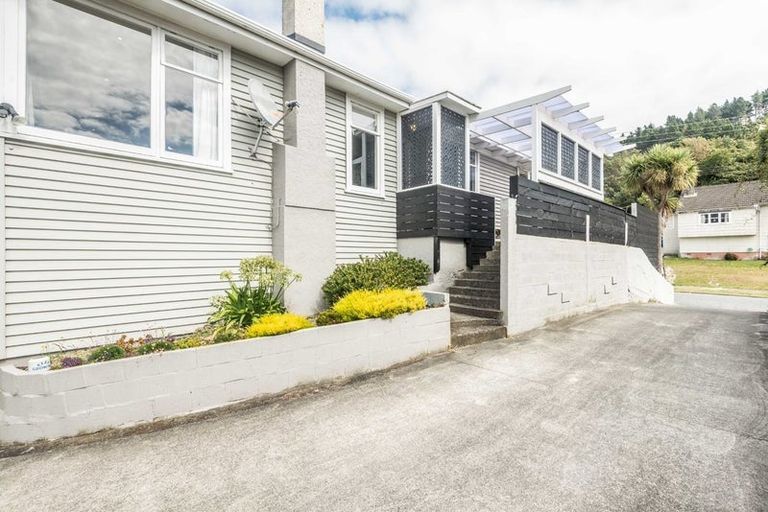Photo of property in 24 Franklyn Road, Tawa, Wellington, 5028