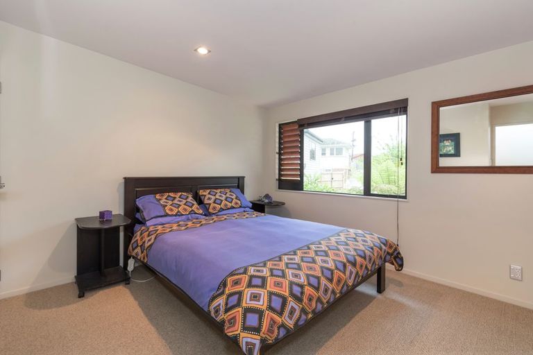 Photo of property in 2/71 Pupuke Road, Northcote, Auckland, 0627