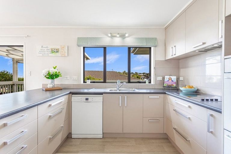 Photo of property in 15 Tatyana Place, Massey, Auckland, 0614