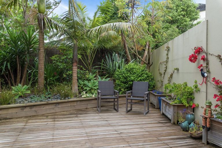 Photo of property in 2/71 Pupuke Road, Northcote, Auckland, 0627