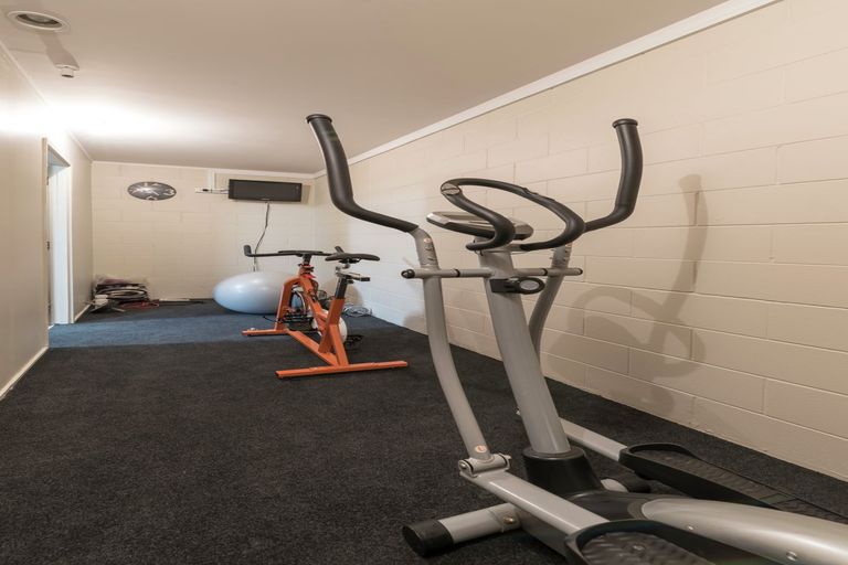 Photo of property in 2/71 Pupuke Road, Northcote, Auckland, 0627