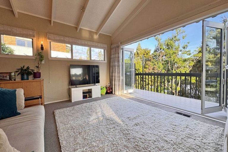 Photo of property in 8 Langstone Place, Chatswood, Auckland, 0626