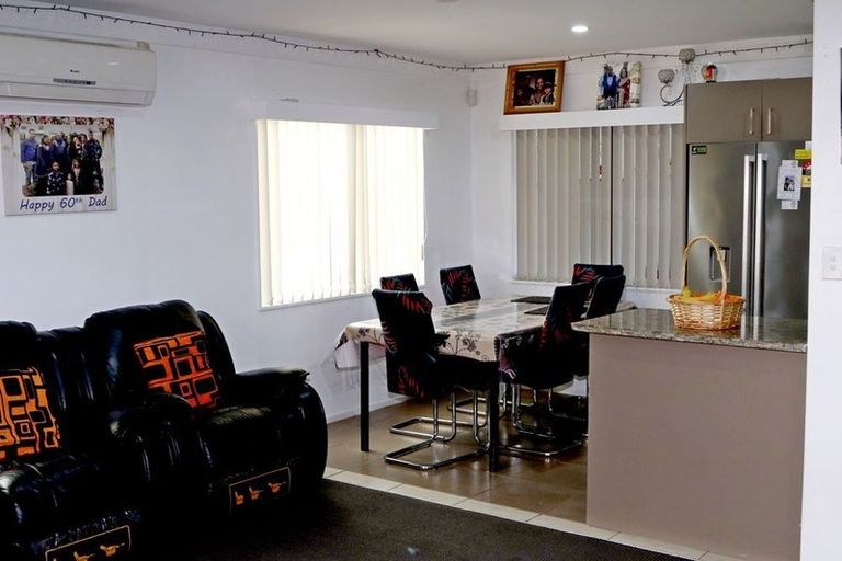 Photo of property in 8 Hatherley Place, Clendon Park, Auckland, 2103