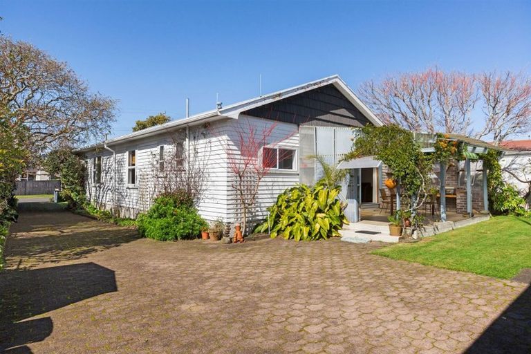 Photo of property in 8 Manu Crescent, Upper Vogeltown, New Plymouth, 4310