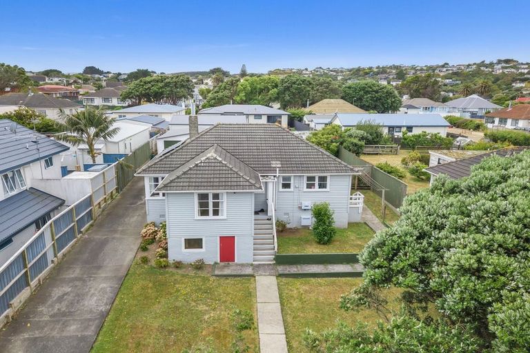 Photo of property in 37 Main Road, Titahi Bay, Porirua, 5022