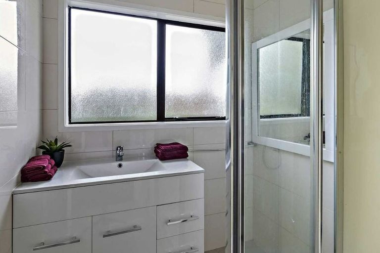 Photo of property in 2/31 Rangeview Road, Sunnyvale, Auckland, 0612