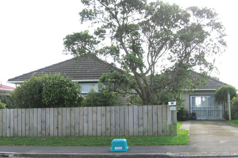 Photo of property in 33 Baylands Drive, Newlands, Wellington, 6037