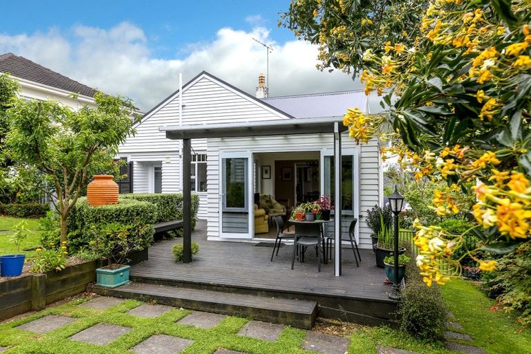 Photo of property in 207 Powderham Street, New Plymouth, 4310