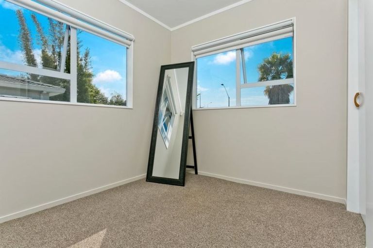 Photo of property in 2/1 Caribbean Drive, Unsworth Heights, Auckland, 0632