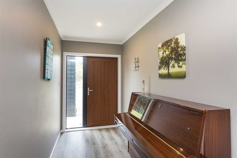 Photo of property in 32 Tokomaru Road East, Tokomaru, Palmerston North, 4474