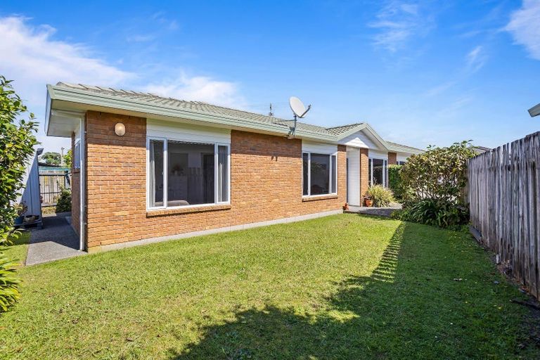 Photo of property in 2/10 Ross Crescent, Orewa, 0931