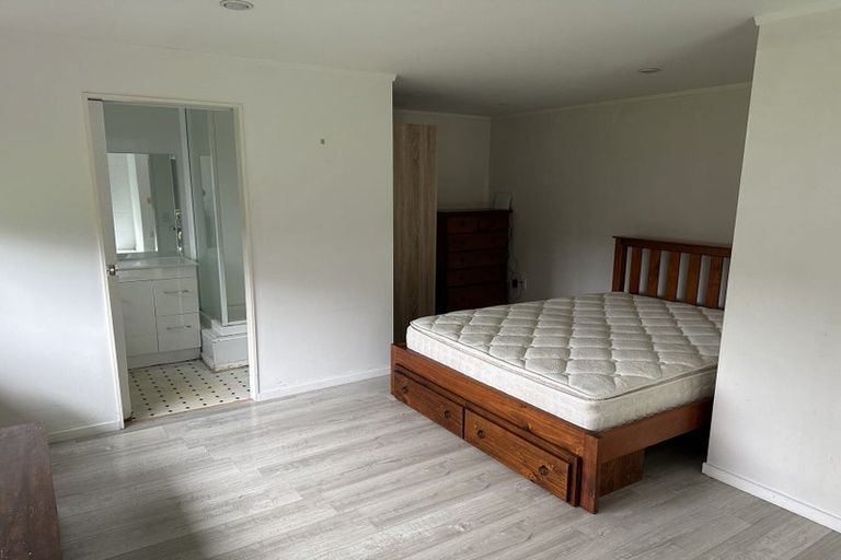 Photo of property in 31 Masterton Road, Rothesay Bay, Auckland, 0630