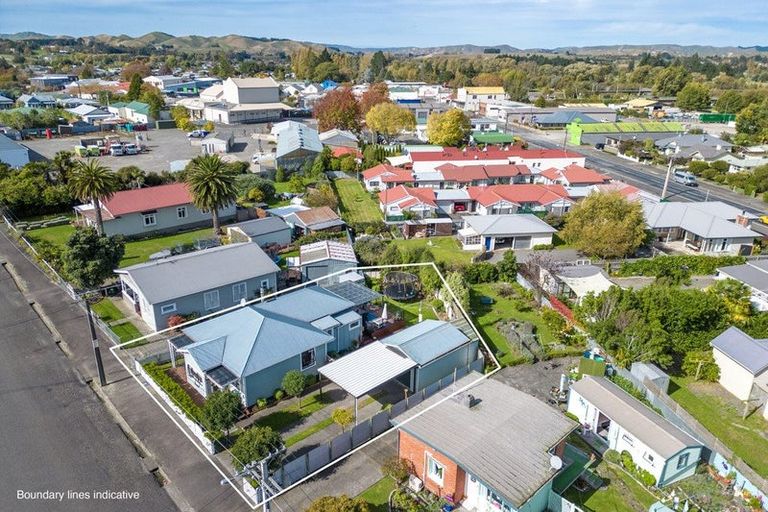 Photo of property in 13 Waverley Street, Waipawa, 4210