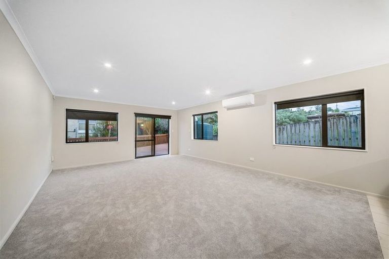 Photo of property in 19a Kelwyn Road, Kelston, Auckland, 0602