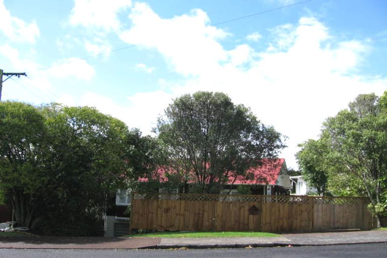 Photo of property in 114 Sunnyside Road, Sunnyvale, Auckland, 0612