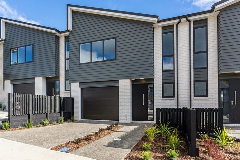 Photo of property in 32 Oakum Road, Whitby, Porirua, 5024