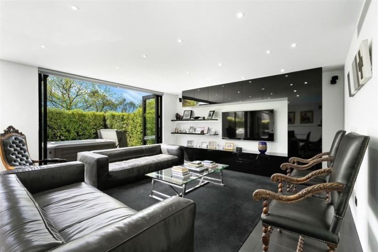 Photo of property in 116 Aikmans Road, Merivale, Christchurch, 8014