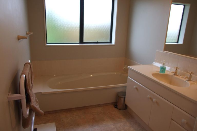 Photo of property in 23 Greenwood Place, Fitzherbert, Palmerston North, 4410