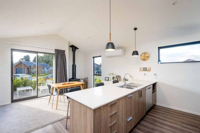 Photo of property in 17 Mount Creighton Crescent, Wanaka, 9305