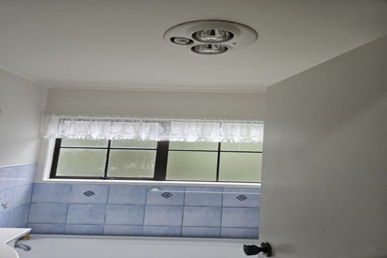 Photo of property in 19 Hiwihau Place, Glenfield, Auckland, 0629