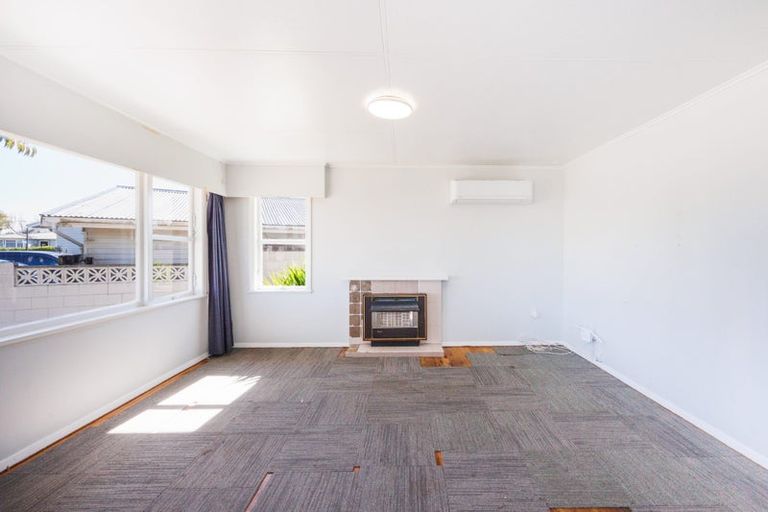 Photo of property in 3 Ellesmere Crescent, Highbury, Palmerston North, 4412
