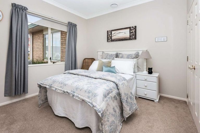Photo of property in 5 Pintner Place, Somerville, Auckland, 2014