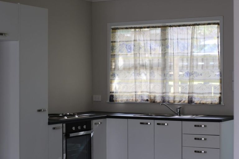 Photo of property in 37 Spence Road, Henderson, Auckland, 0612