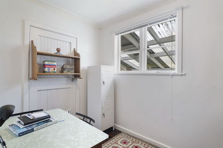 Photo of property in 2 Serwayne Place, Sunnyvale, Auckland, 0612