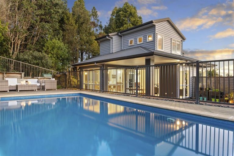 Photo of property in 16 Kittiwake Drive, Schnapper Rock, Auckland, 0632
