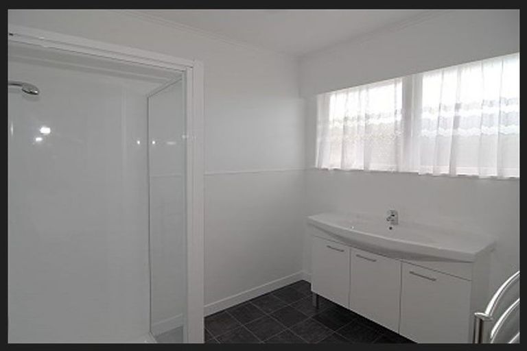 Photo of property in 2/210 Sunnynook Road, Totara Vale, Auckland, 0627