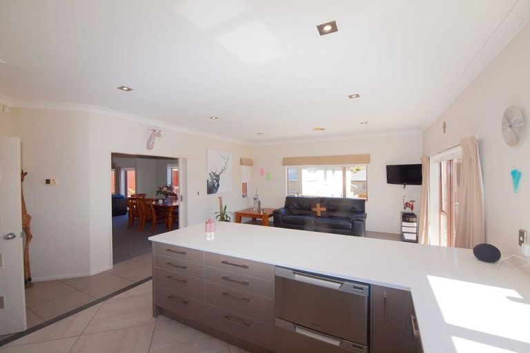 Photo of property in 43 Erlestoke Crescent, Churton Park, Wellington, 6037