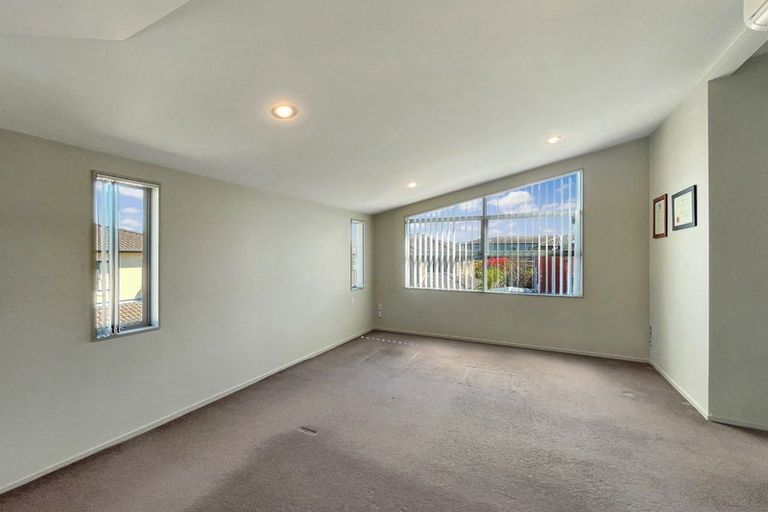 Photo of property in 8 Mana Lane, Pinehill, Auckland, 0632