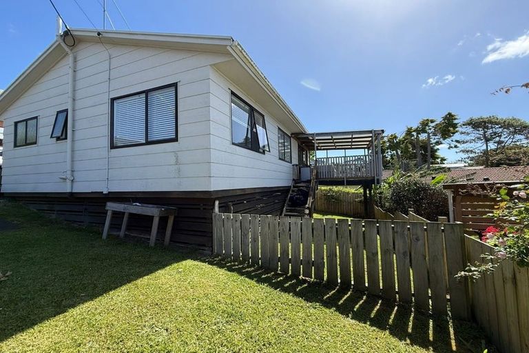 Photo of property in 3/227 Wairau Road, Totara Vale, Auckland, 0627