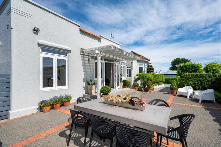 Photo of property in 2 Busby Hill, Havelock North, 4130