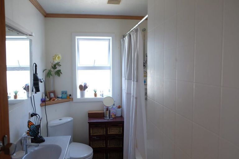 Photo of property in 123 Queens Drive, Lyall Bay, Wellington, 6022