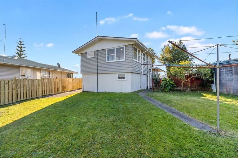 Photo of property in 32 Kirrie Avenue, Te Atatu South, Auckland, 0610