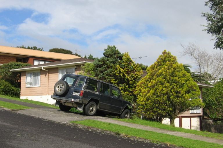 Photo of property in 4 Robbies Road, Shelly Park, Auckland, 2014