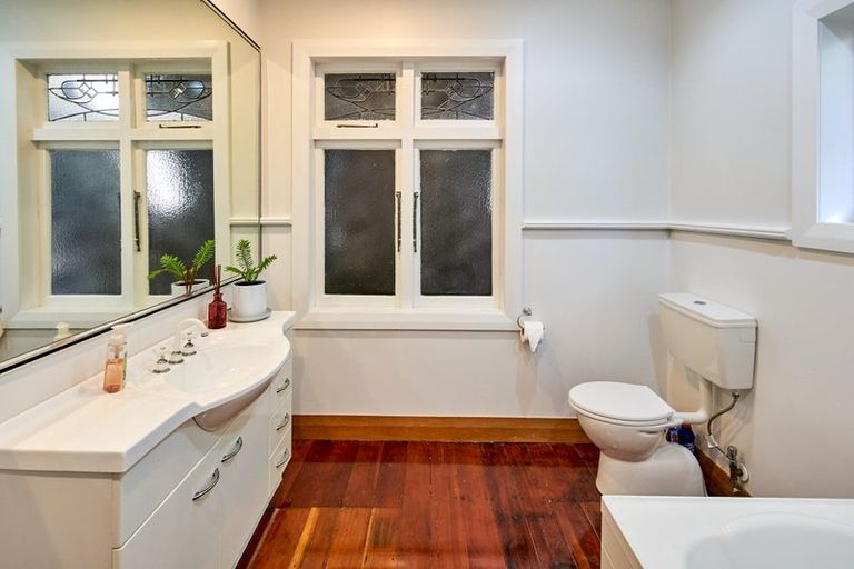 Photo of property in 11 Lower Watt Street, Wadestown, Wellington, 6012