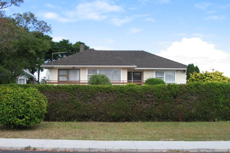 Photo of property in 11 La Rosa Street, Green Bay, Auckland, 0604