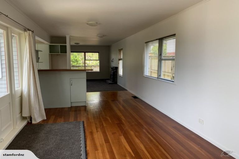 Photo of property in 32 Taupo Street, Green Bay, Auckland, 0604