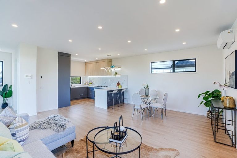 Photo of property in 858d East Coast Road, Northcross, Auckland, 0630
