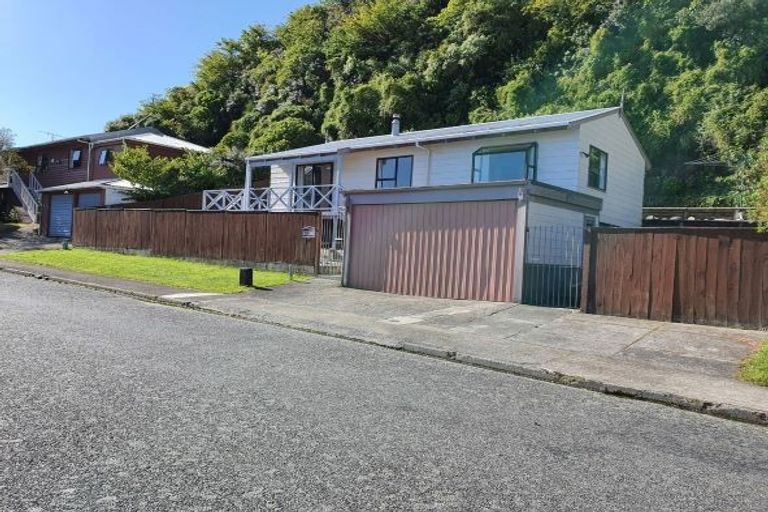 Photo of property in 22 Fiona Grove, Karori, Wellington, 6012
