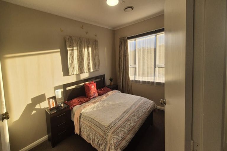 Photo of property in 11 Miles Crescent, Newlands, Wellington, 6037