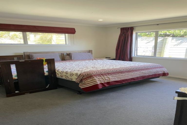 Photo of property in 40 Te Puia Drive, Aotea, Porirua, 5024