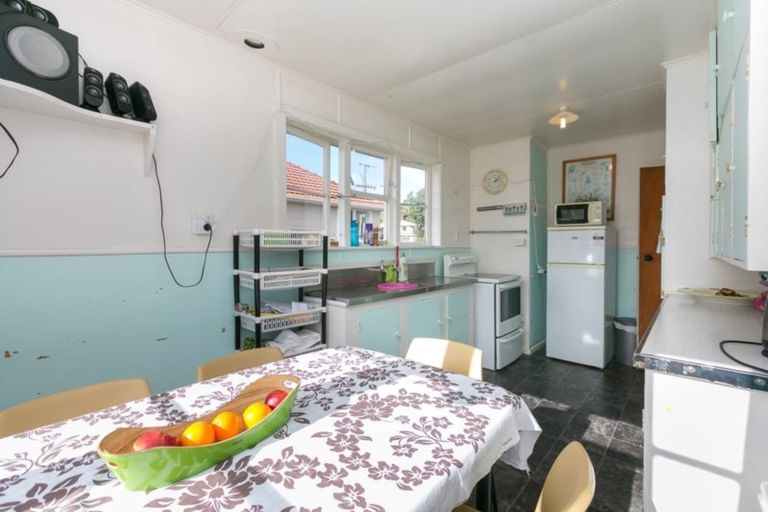 Photo of property in 90 Huatoki Street, Vogeltown, New Plymouth, 4310