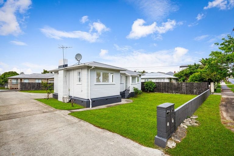 Photo of property in 61 Archibald Road, Kelston, Auckland, 0602