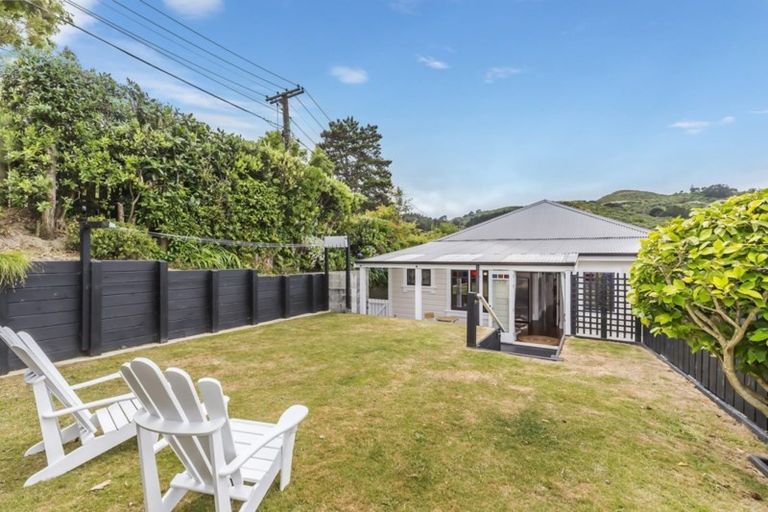 Photo of property in 12 Eden Street, Island Bay, Wellington, 6023