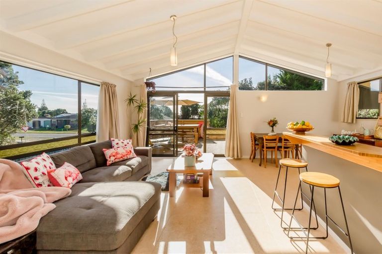 Photo of property in 1 Freyberg Crescent, Waikanae Beach, Waikanae, 5036