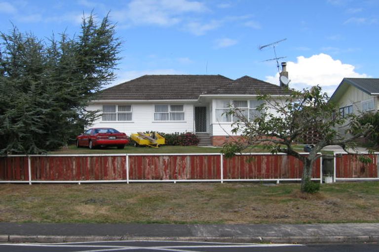 Photo of property in 17 La Rosa Street, Green Bay, Auckland, 0604